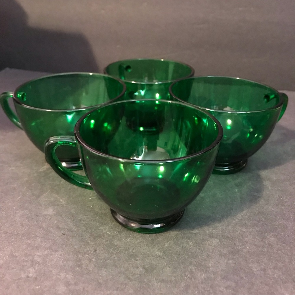 4 Vintage 30’s/40’s Anchor Hocking Fire King Emerald Green Glass Punch Cups